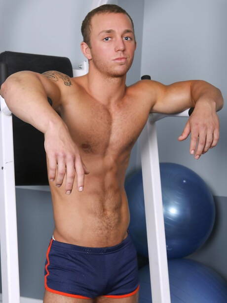 Bull Tommy Troy jack off his cock