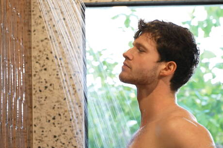American stud Finn Harding jerk off in hot shower