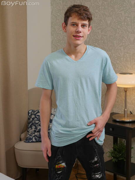 Twink Ollie Barn get naked and showing hot ass