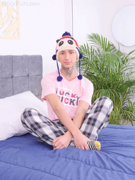 Young dude Archi Gold posing nude and showing tight ass