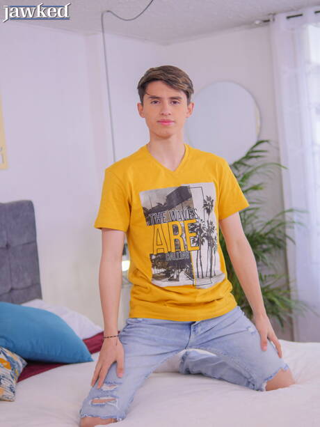 Twink Justin Host shows a perfect body