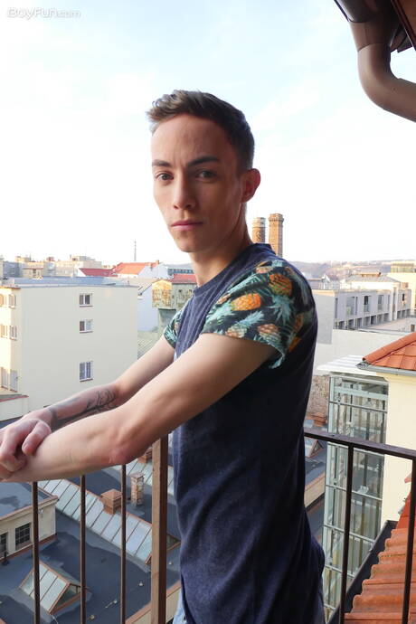 Pretty boy Nick Danner masturbating outdoor