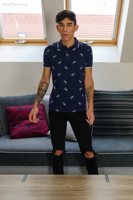 Latin young boy Roman Capellini get naked and showing his butt