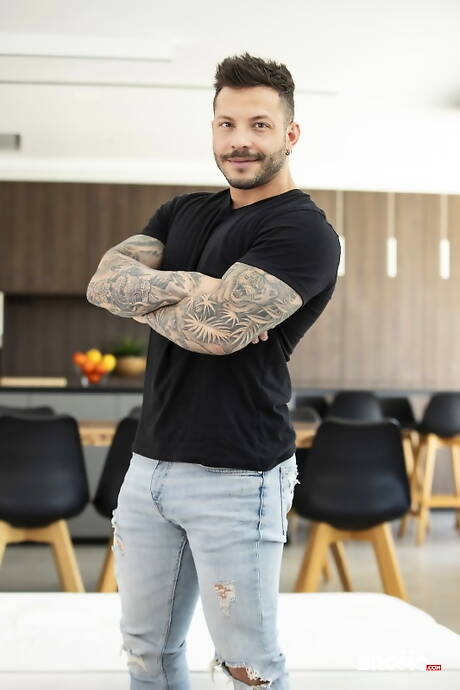 American muscular Troy Daniels and brazilian muscular John Brachalli love each other