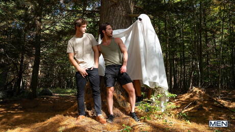 Hot boysBenjamin Blue, Chuck Conrad and Theo Dore have 3some anal sex outside